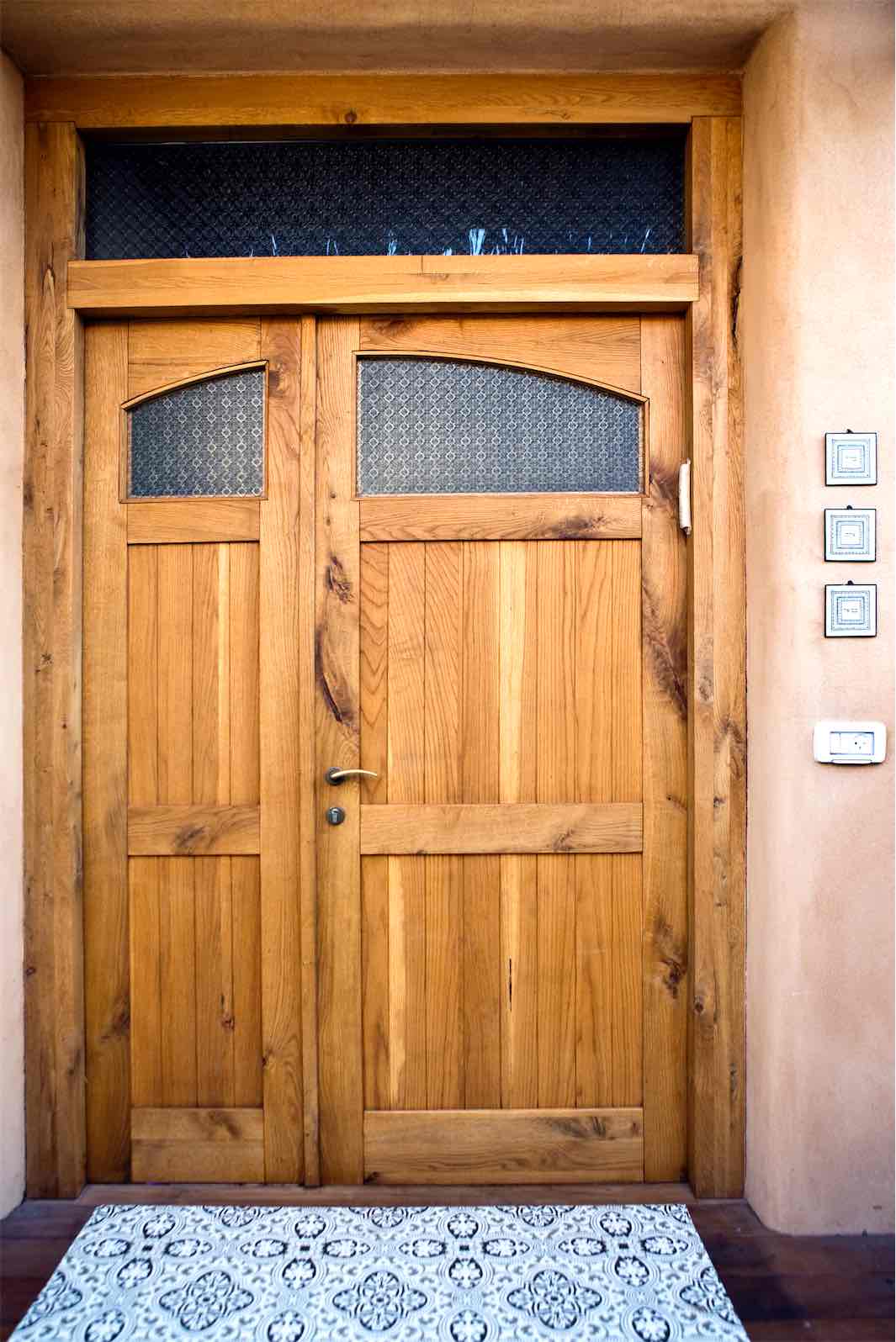 דלת כנף מסורתית מעץ אלון פרטוק