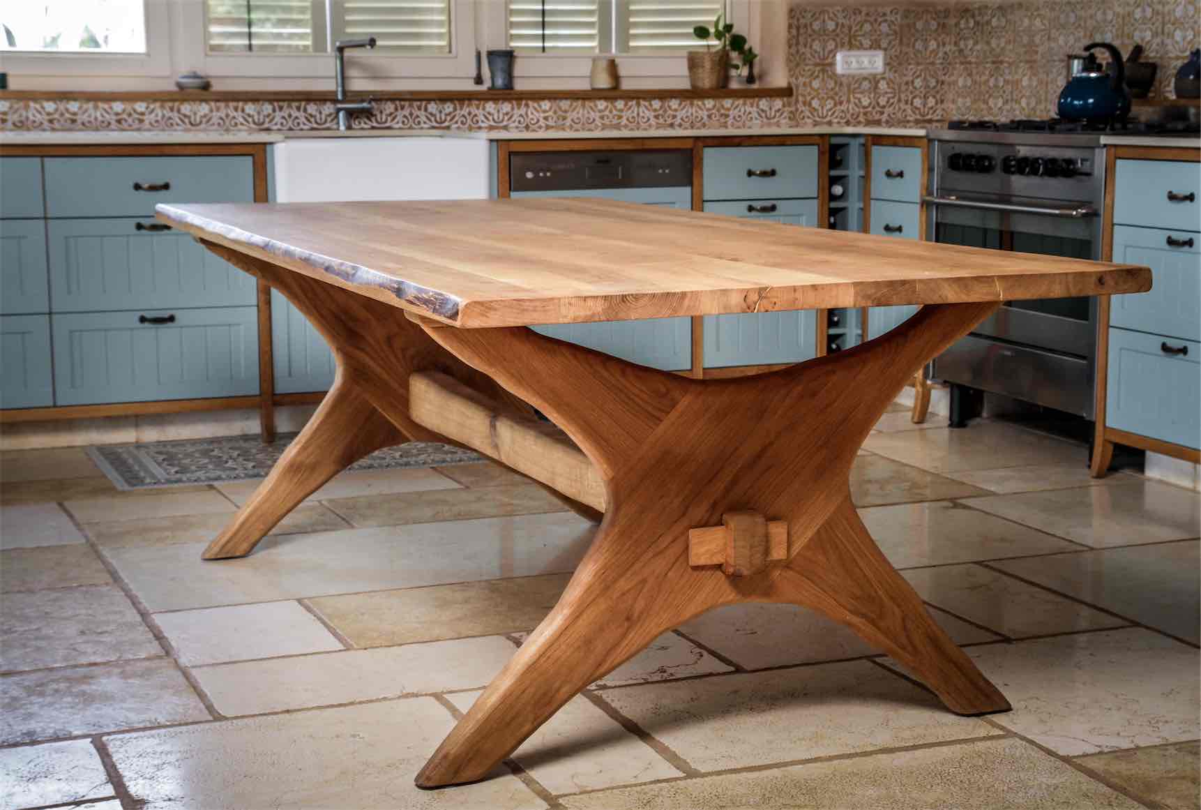 שולחן עץ גושני